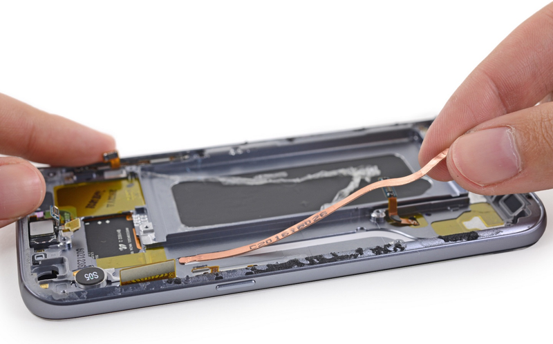 Illustration for article titled Una pantalla imposible de reparar: asĂ es el Galaxy S7 por dentro